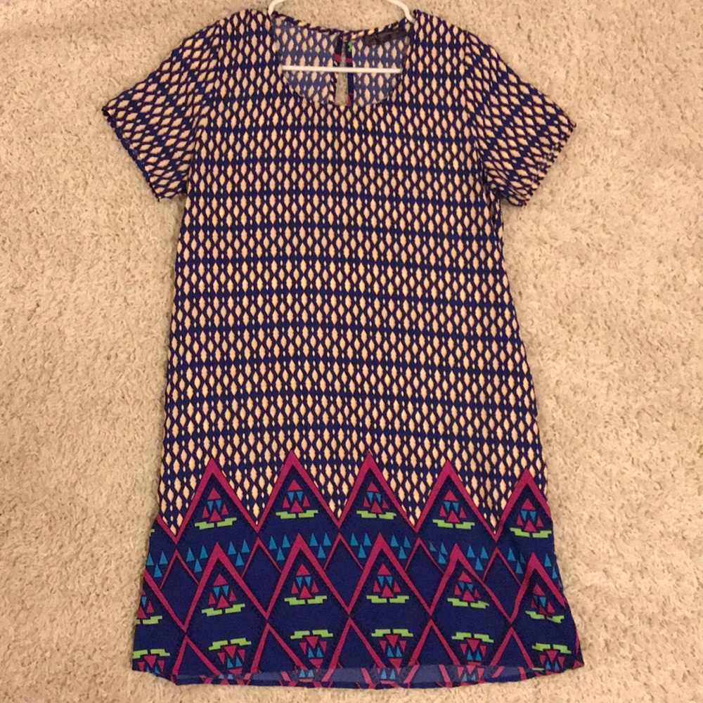 Short sleeve pattern mid-thigh dress